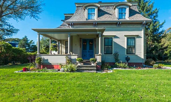 West Dennis House | Exceptional Old Mansard: Family-Friendly Retreat with 9.5 Rating