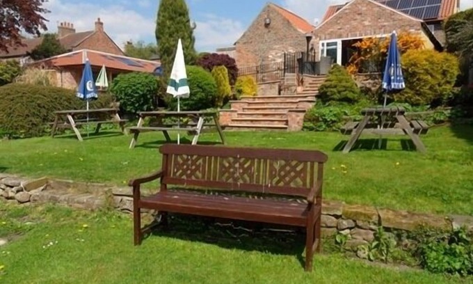 Thirsk Hotel | Exceptional Old Oak Tree: Child-Friendly with Breakfast Included