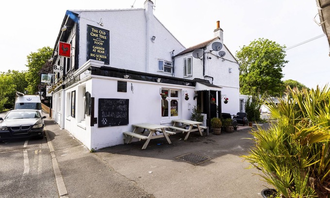 Southall Green Hotel | Budget-Friendly Stay at Old Oak Tree Inn with Pool & Breakfast