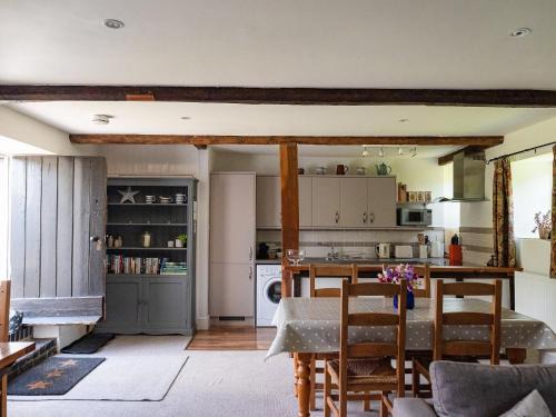 Sherborne House | Idyllic Old Orchard Cottage: Child-Friendly Retreat Rated 9.5