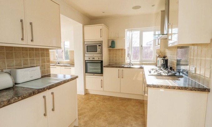 Allerthorpe Cottage | Pet-Friendly Old Orchard Cottage with Garden in Allerthorpe