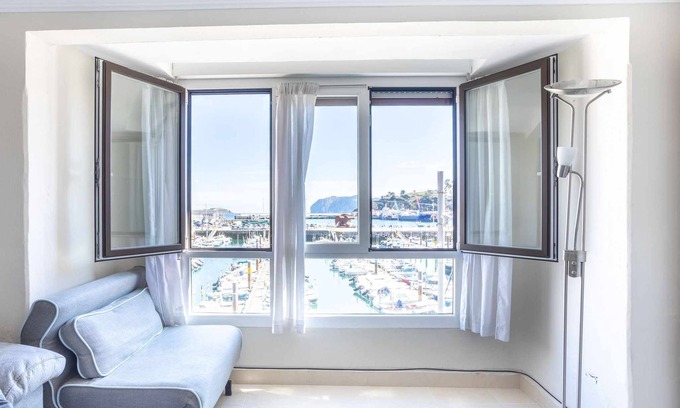 Bermeo Apartment | Scenic Old Port Apartment with Breathtaking Harbor Views