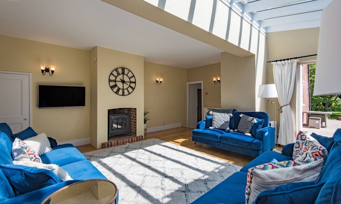 Dargate Apartment | Old Post Office: Romantic Retreat with Hot Tub & Top Rating