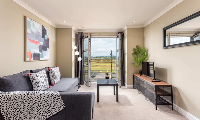 Prestwick Apartment | Inviting Old Prestwick View - Donnini Apartments with Oceanfront Access