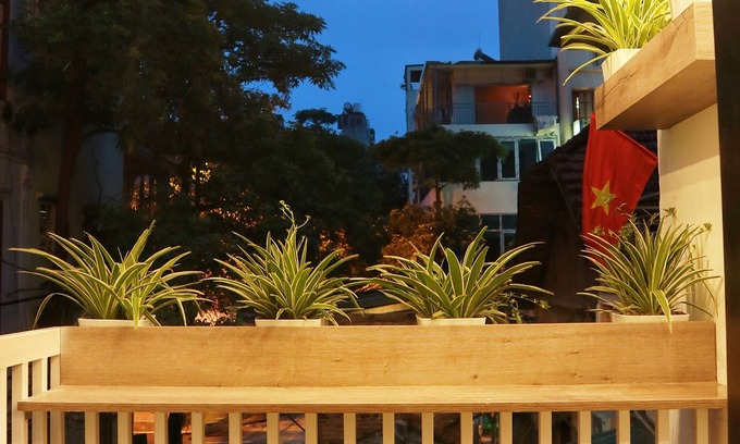 Truc Bach Apartment | Cozy House in the Old Quarter with Sunny Balcony Retreat
