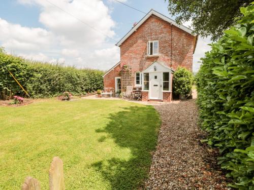 Sturminster Newton House | Experience Comfort at Old Rectory Cottage - Pet Friendly Stay