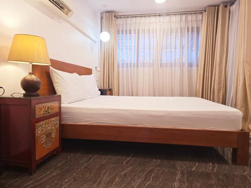 Thung Maha Mek Apartment | Central Single Room: Perfect for Budget Travelers