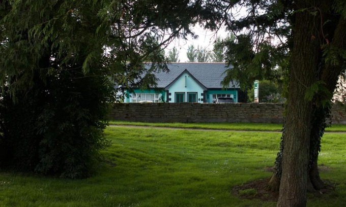 Belcoo Apartment | Delightful Old School House Belcoo – 5-Star Breakfast Retreat