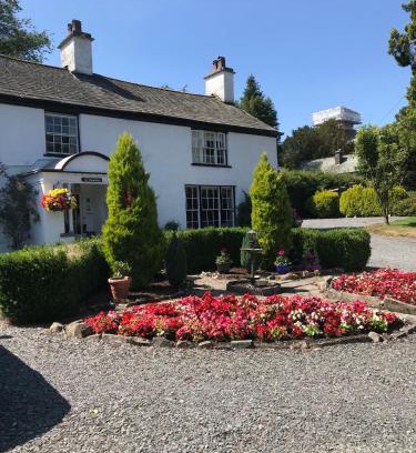 Hawkshead House | Old School House: Family-Friendly Stay with Hot Tub