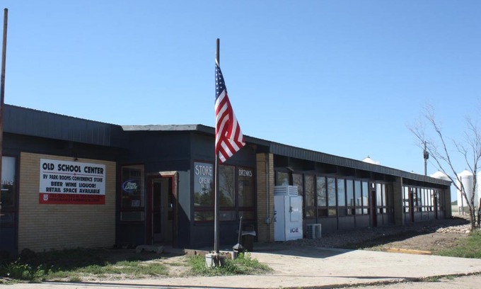 Fortuna Hotel | Affordable Stay at Old School Motel RV with Pool & Kitchen