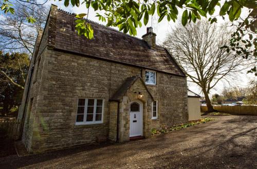 Milton Keynes House | Discover Old School Wolverton: Pet-Friendly Retreat Awaits