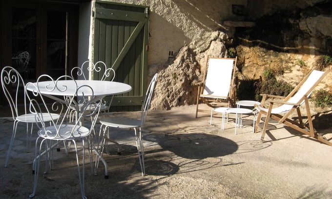 Cotignac Cottage | Charming Old Sheepfold: Breathtaking Views & Family-Friendly
