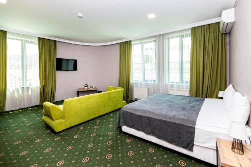 Tbilisi City Centre Hotel | Inviting Old Side Corner: Family-Friendly with Hot Tub Access