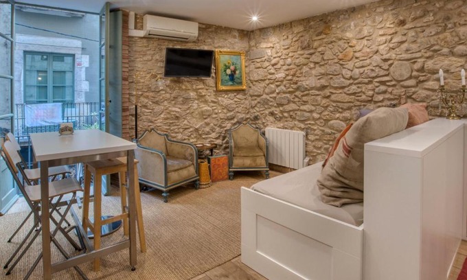 Barri Vell Apartment | Old Side Girona: Top-Rated Family and Pet-Friendly Retreat
