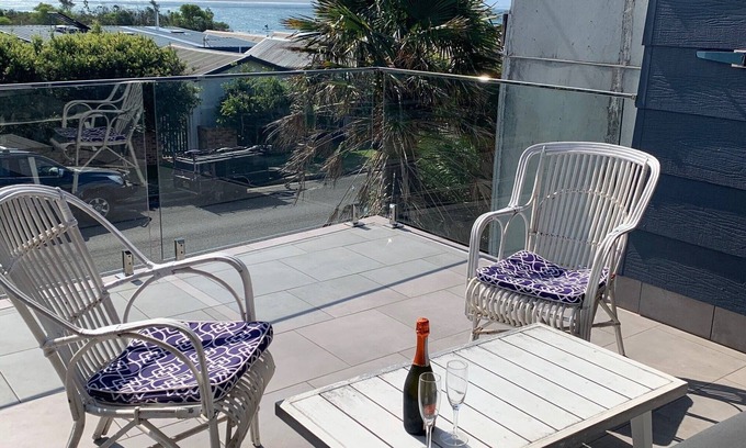 Currarong House | Old Spice Beach House: Family-Friendly Retreat with Ocean View