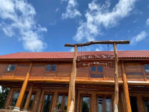 Quan Tom House | Experience Old Straw House - Family-Friendly Retreat