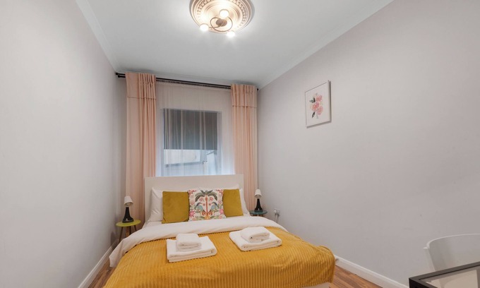 St Luke's Apartment | Bright 1-Bedroom Flat in Trendy Shoreditch with Spa Access