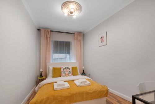 St Luke's Apartment | Chic Old Street Apartments by Morethanstays - Family Friendly