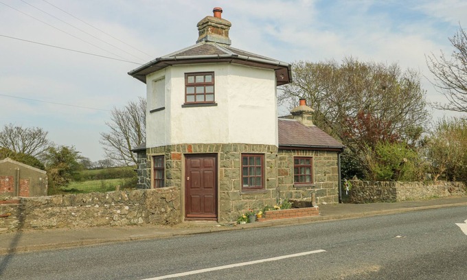 Malltraeth Cottage | Pet-Friendly Old Tollgate: Cozy Cottage in Llangefni