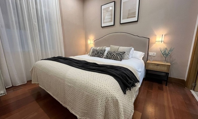 Casco Viejo Apartment | Ideal Stay in Old Town Core Near Plaza Nueva