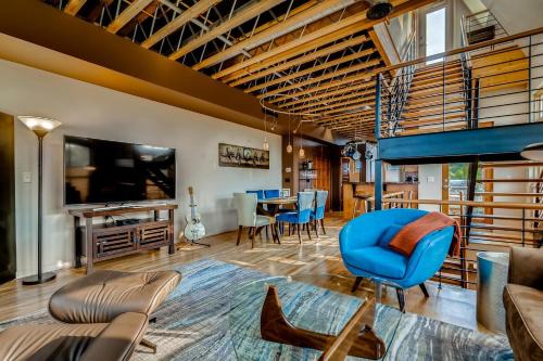 Martinez Park Villa | Discover Old Town Loft Oasis with Rooftop Deck Retreat
