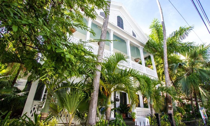 Historic Seaport Bed & Breakfast | Discover Old Town Manor: Pet-Friendly Retreat with Dining