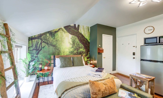 Old Town Alexandria Apartment | OLD TOWN Nature Oasis! Block 2 King! 99 Walk Score