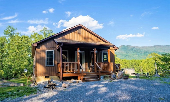 Luray House | Discover Old Wagon Ridge: Pet-Friendly Retreat with Hot Tub