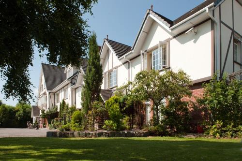 Killarney House | Experience Comfort at Old Weir Lodge - Rated 9/10