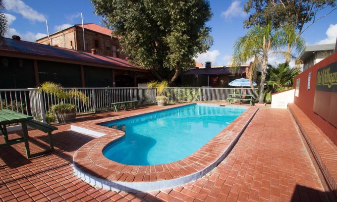 Broken Hill Hotel | Relax at Old Willyama Motor Inn with Pool & Family Amenities
