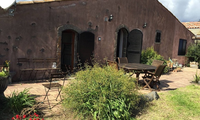 Piedimonte Etneo House | Relaxing Retreat: Old Winery Stone House with Garden Escape