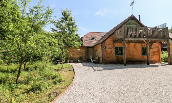 Lincoln House | Pet-Friendly Getaway at Old Wood Coach House - Rated 9.8