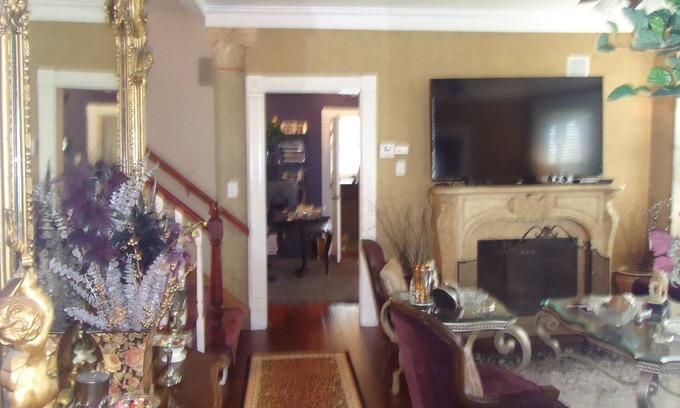 Green Bay House | Historic Hotel with Fox River Views & Pet-Friendly Amenities