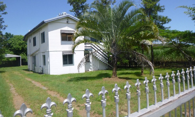 Kuttabul House | Rustic Queenslander Retreat Near Mackay with Family Amenities
