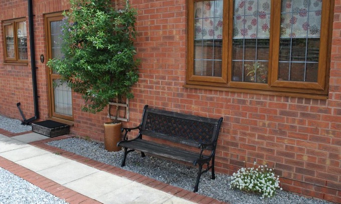 Bircotes Apartment | Accessible Oldcotes Cottages with Breakfast & Child-Friendly Perks