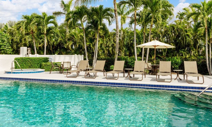 Marco Island Hotel | Inviting Olde Marco Island Inn with Ocean View Amenities