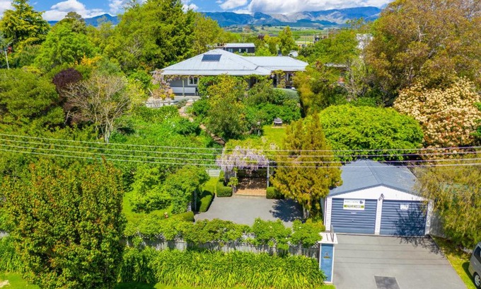 Renwick Bed & Breakfast | Discover Olde Mill House B&B with Hot Tub & Bike2Wine