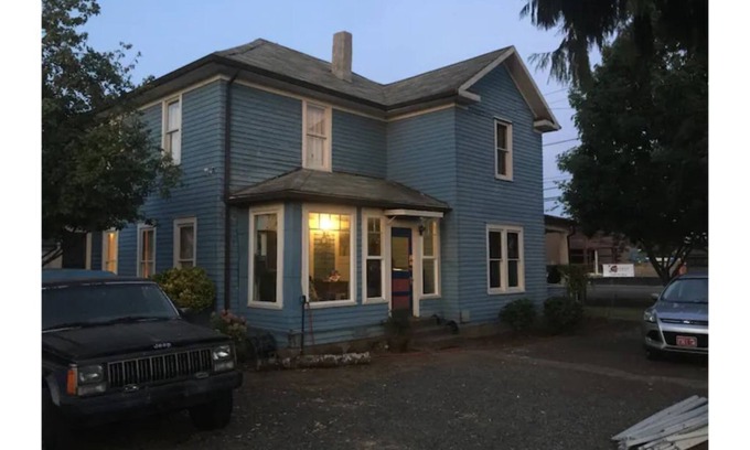 Dayton House | Cozy Ole Tyme B&B: Pet-Friendly Retreat with Country Charm