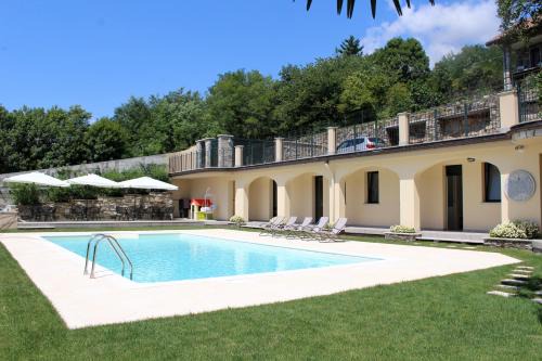 Mergozzo Apartment | Oceanfront Oleandro 2 Apartment in Villa Cerutti