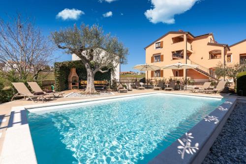 Kastelir Apartment | Discover Oliva & Hedera Viridi: Oceanfront Bliss Awaits