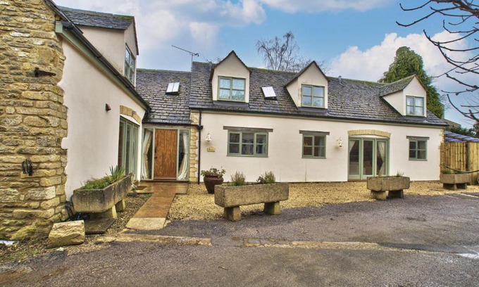 Black Bourton House | Relax at Olive Cottage: Pet & Child Friendly Retreat