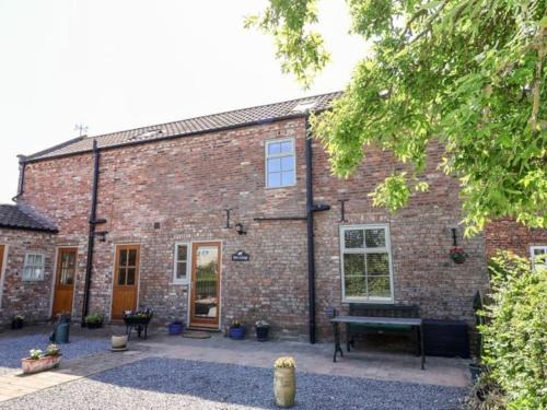 York House | Family-Friendly Olive Cottage in Grange Moor, Monkton