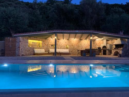 Paralia Porovitsis House | Olive Guest Farm: Pet-Friendly Retreat with Oceanfront Views