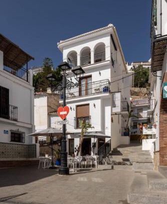 Canillas de Aceituno Bed & Breakfast | Discover Olive & Ivy Guesthouse: Oceanfront Bliss Awaits