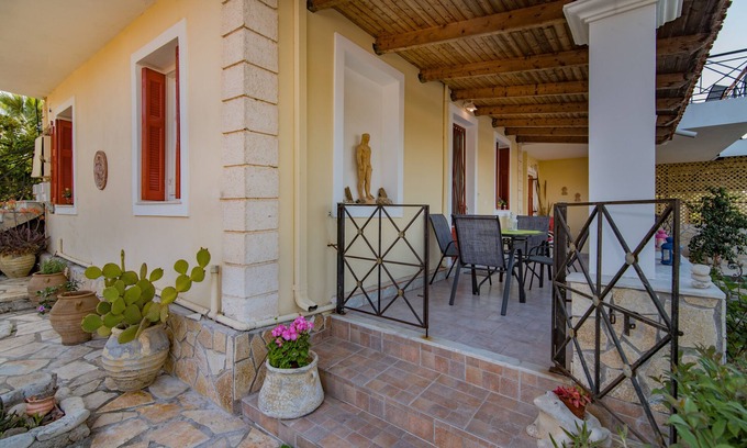 Pantokratoras Apartment | Pet-Friendly Olive Tree Apartment with Kitchen & Breakfast