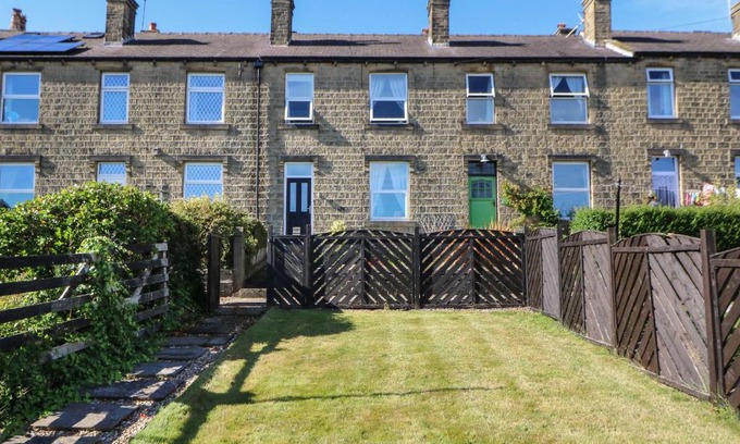 Honley House | Olive Tree Cottage: 4-Star Retreat with Pet-Friendly Amenities