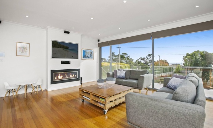 Frankston South House | Oliver's Hill Oasis: Family-Friendly Retreat with Ocean Views