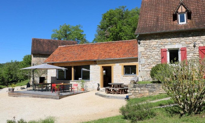 Espagnac-Sainte-Eulalie Bed & Breakfast | Relaxing Oceanfront Retreat at Oltarcie with Pool Access