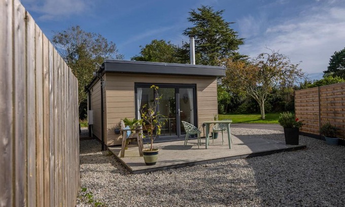 Boscundle Apartment | Discover Olverstone Lodge: Cozy Cornish Retreat with Garden