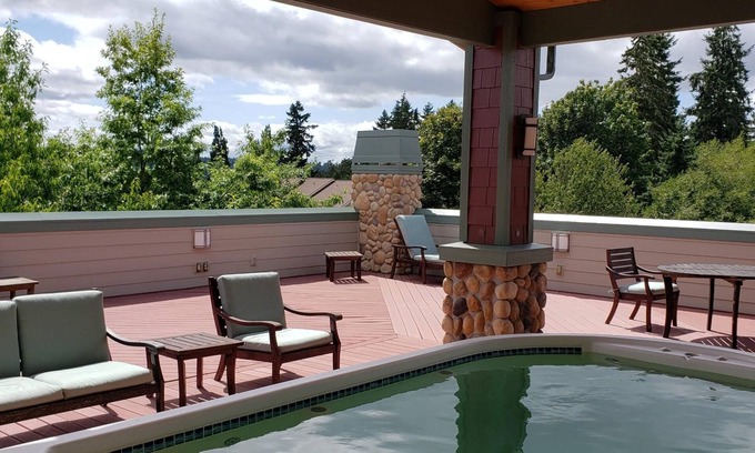 Bainbridge Island Condo | Relaxing Olympic Island Getaway with Rooftop Deck & Sauna